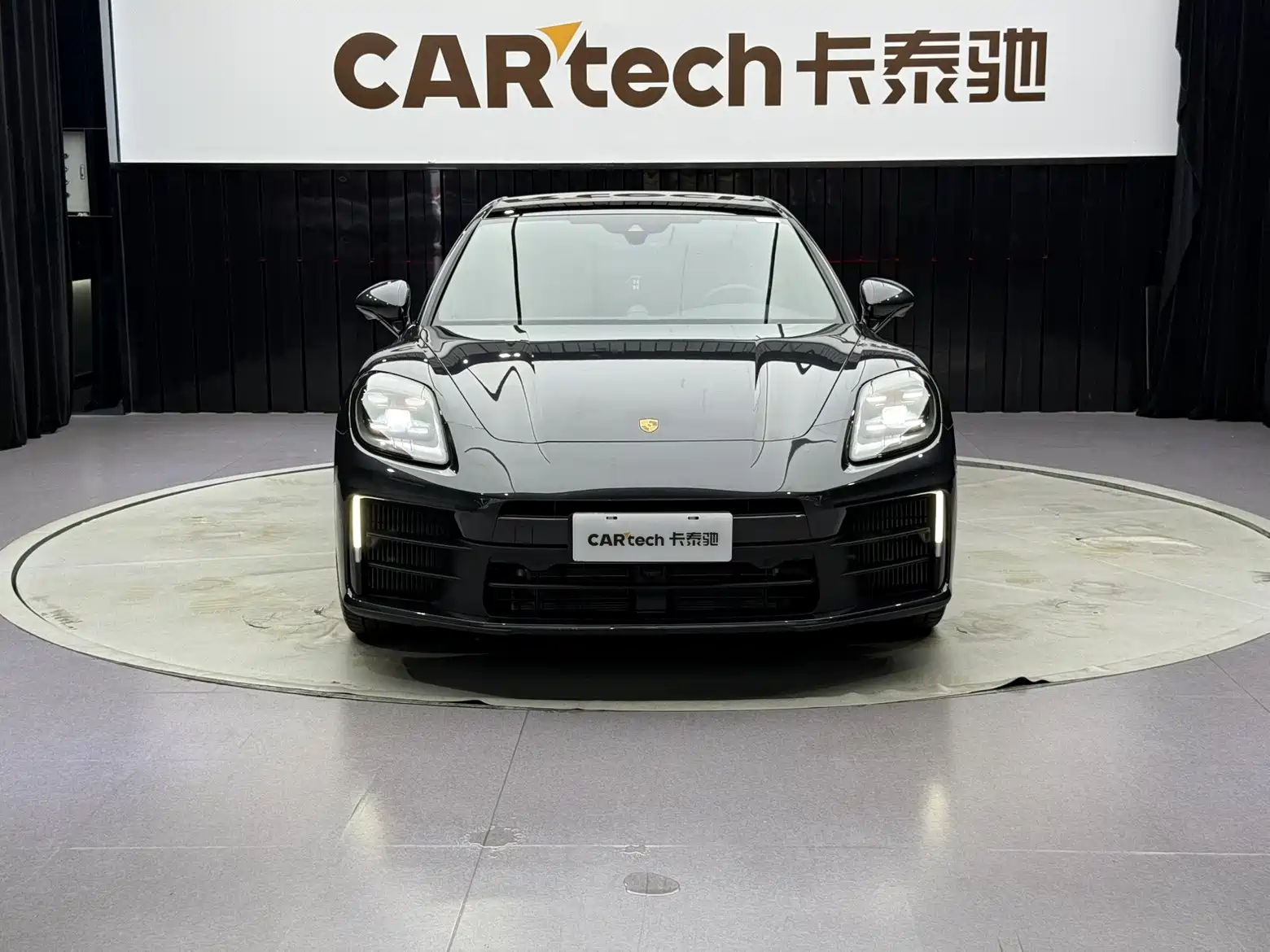 Photo 2 - Porsche Panamera