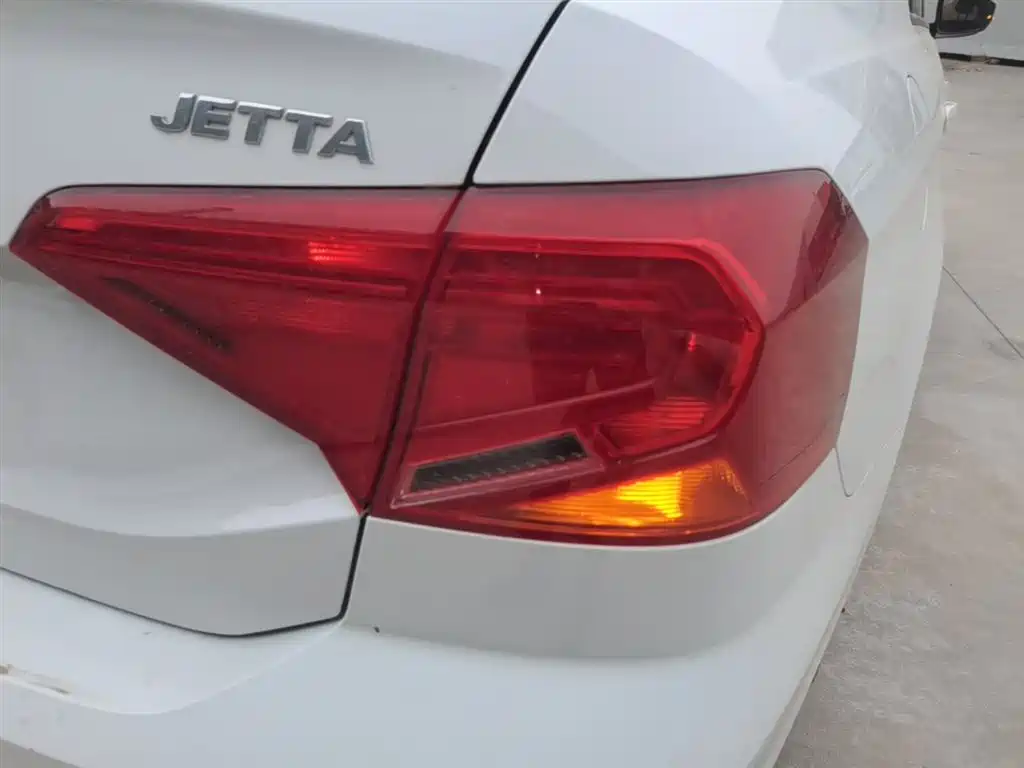 Volkswagen Jetta 2019 Dream Edition 1.4L Manual Fashion фото 24