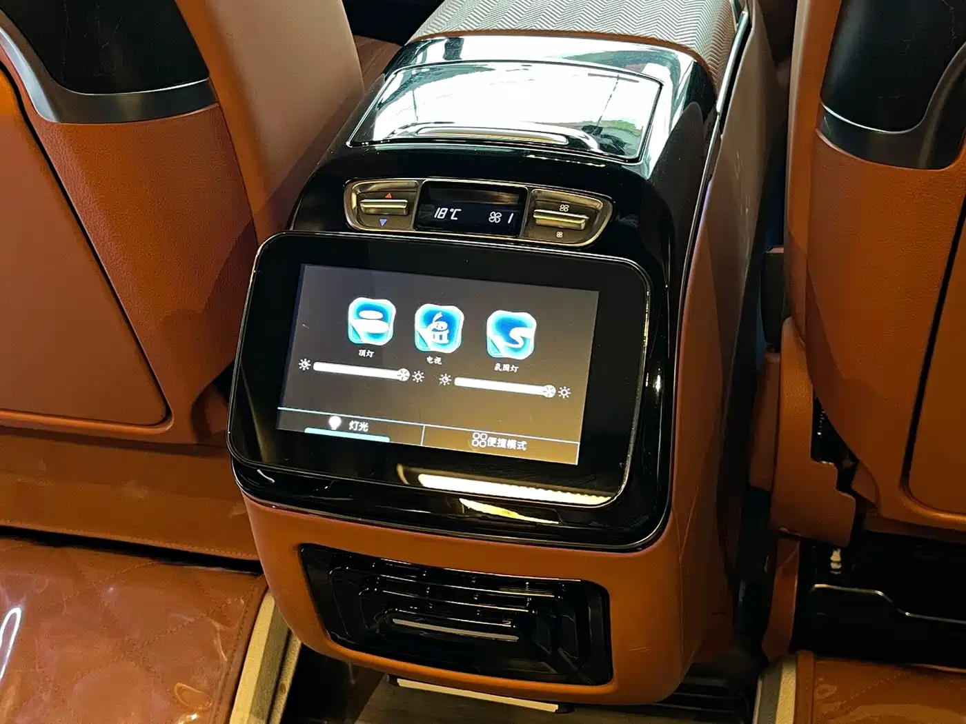 Mercedes-Benz V-Class 2024 V 300 L Long Wheelbase Luxury Edition фото 10
