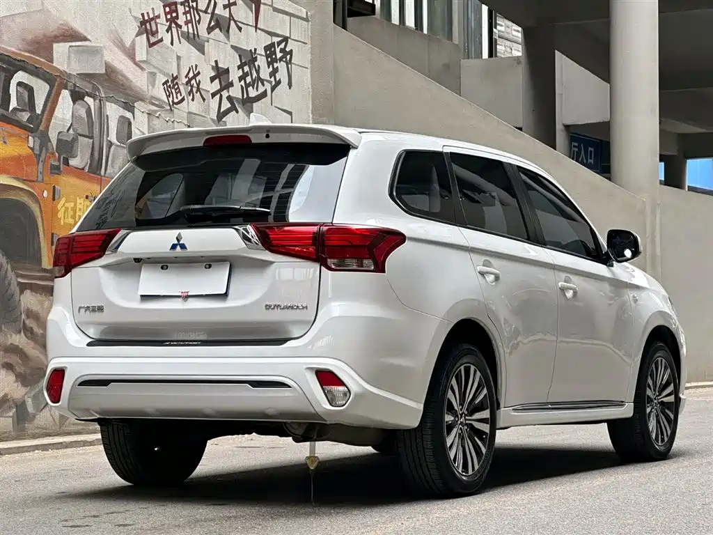 Mitsubishi Outlander 2021 2.0L 2WD Smooth Ride Version 5-Seater фото 5