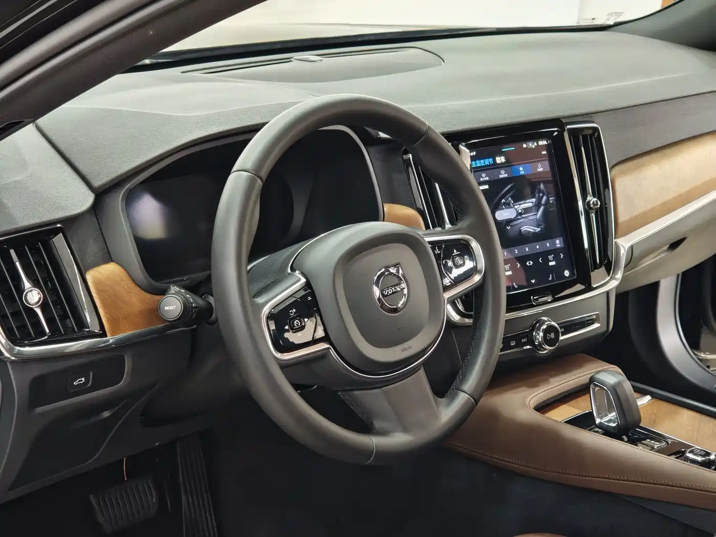 Volvo S90 2024 B5 Momentum Luxury Edition фото 11