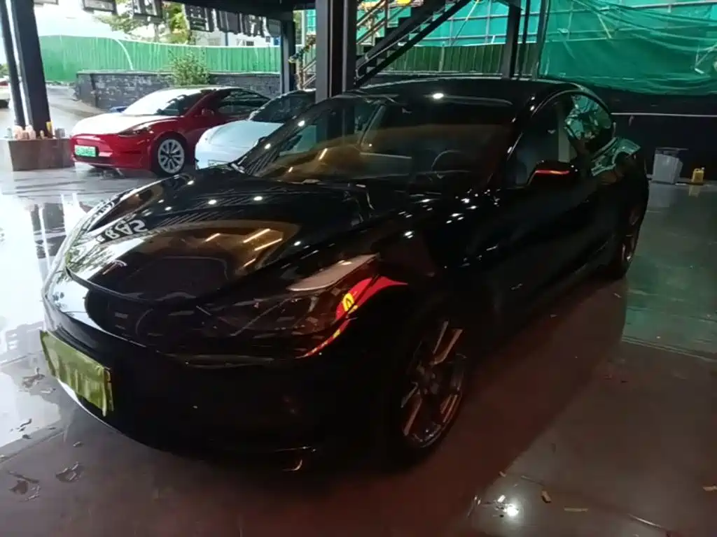 Фото 2 - Tesla Model 3