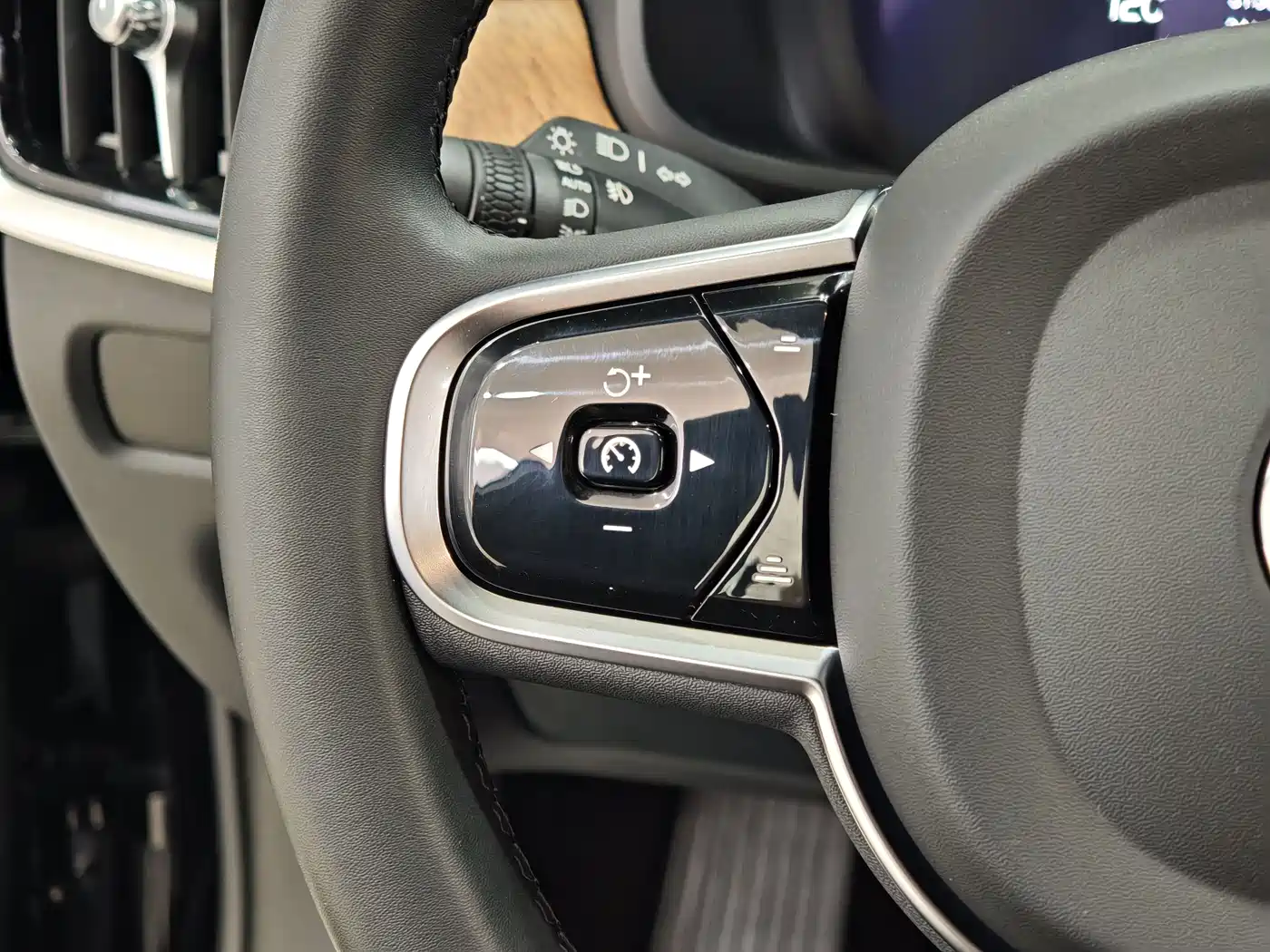 Volvo S90 2024 B5 Momentum Luxury Edition фото 16