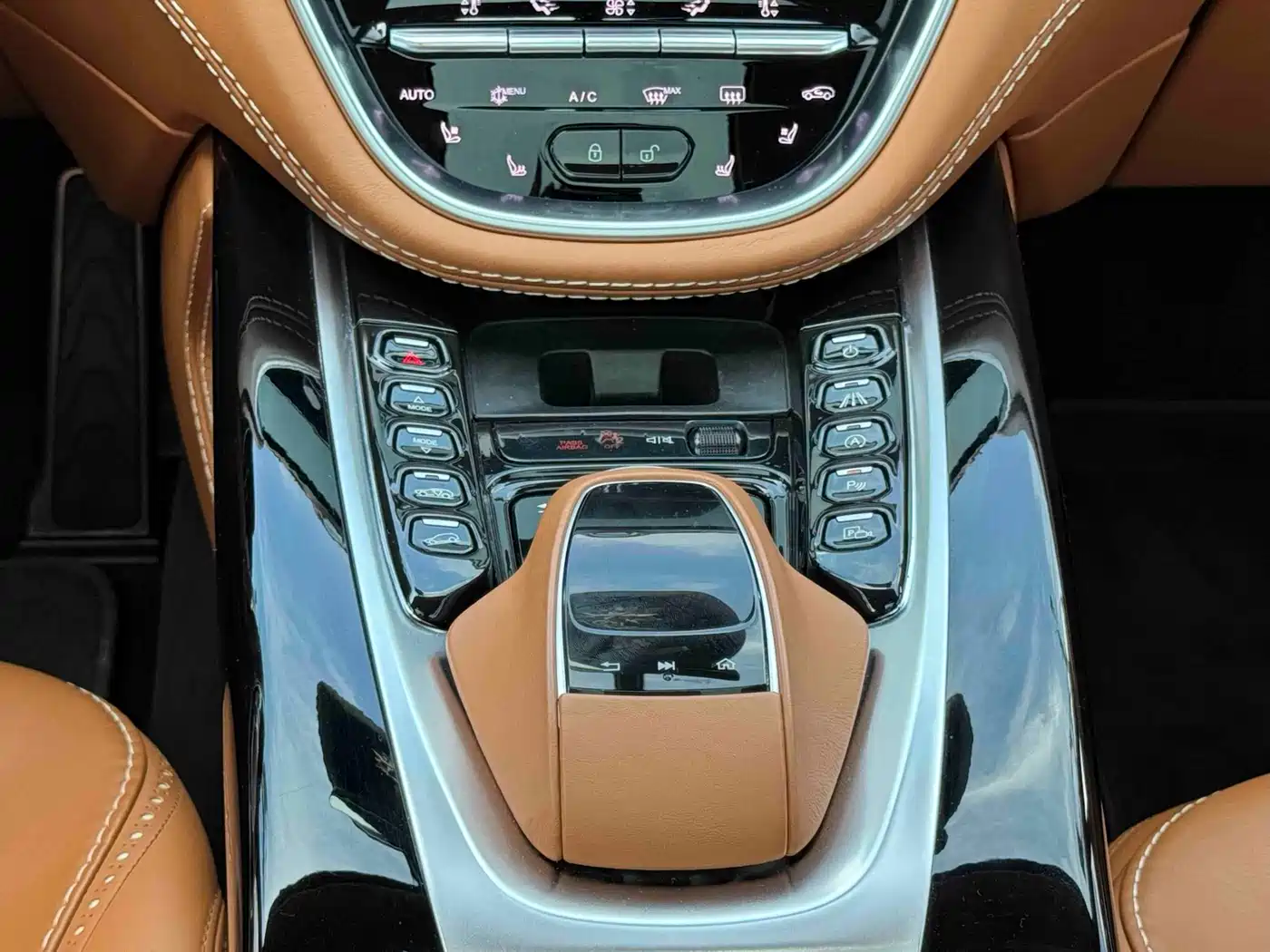 Фото 12 - Aston Martin DBX