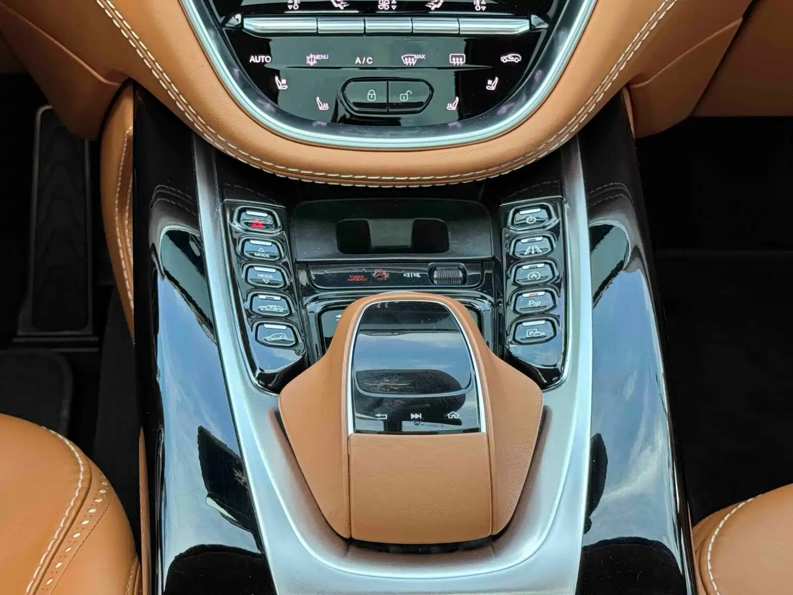 Фото 12 - Aston Martin DBX