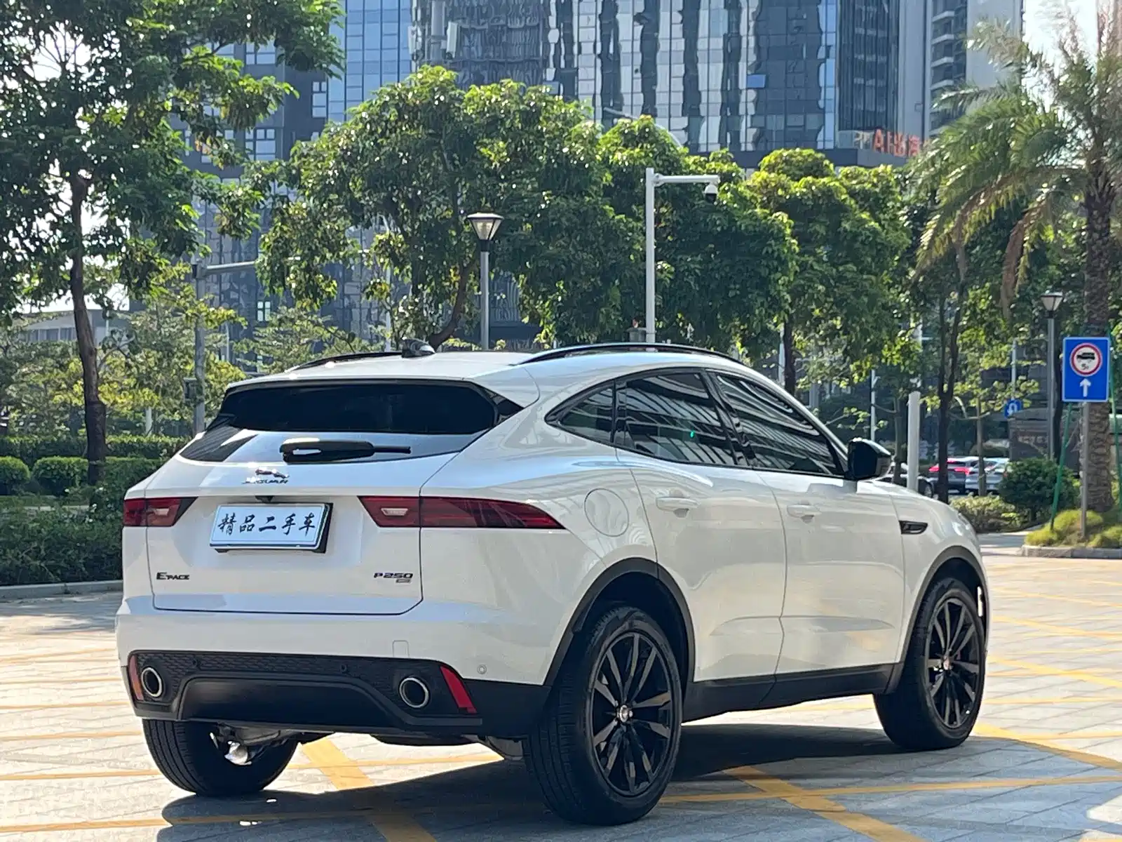 Фото 6 - Jaguar E-PACE