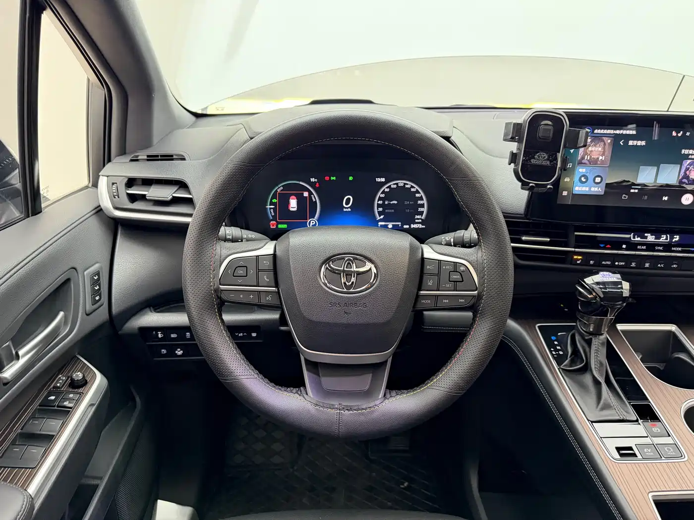 Toyota Granvia 2024 2.5L Hybrid Premium PLUS 4WD Edition фото 4
