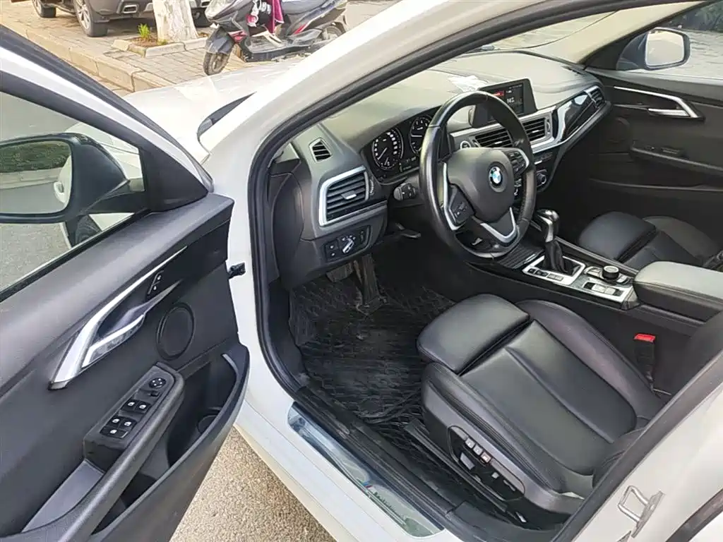 BMW 1 Series 2018 Facelift 118i Sport фото 16