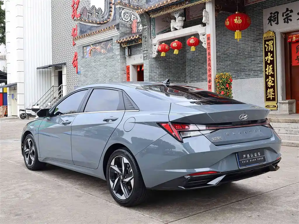 Hyundai Elantra 2021 1.5L CVT LUX Premium Edition фото 9