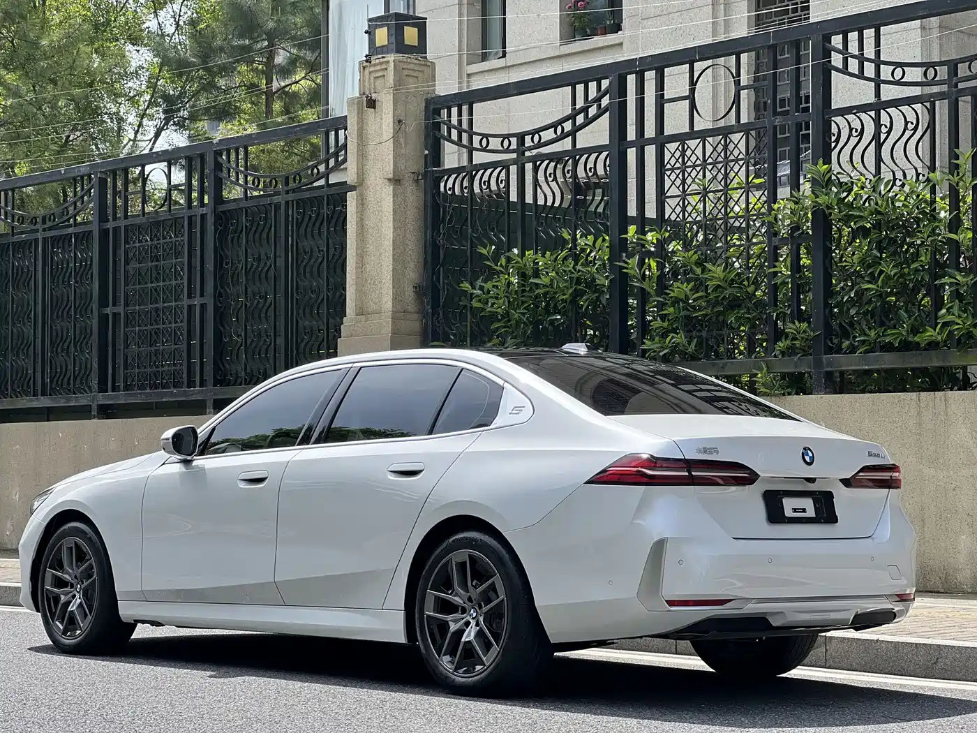 BMW 5 Series 2024 530Li Leading Model Luxury Package фото 4