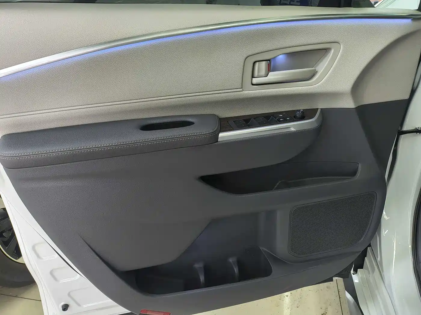 Toyota Granvia 2023 2.5L Hybrid Comfort Edition фото 7