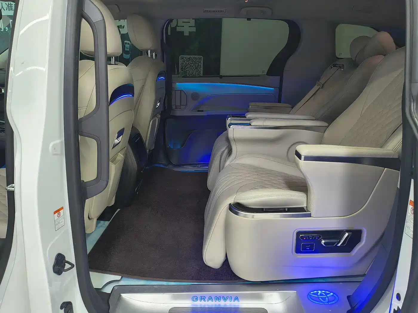 Toyota Granvia 2023 2.5L Hybrid Comfort Edition фото 19