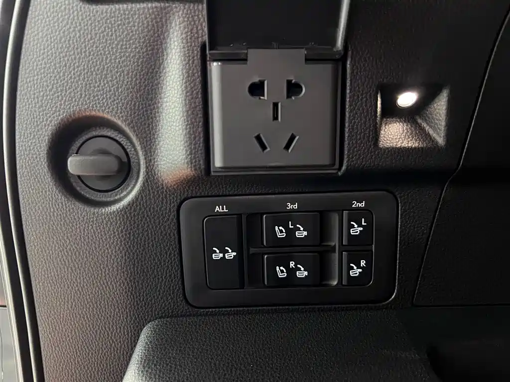 Lexus LX 2025 700h Boundary Edition фото 14