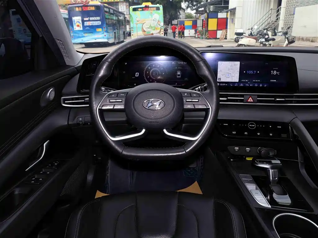 Hyundai Elantra 2021 1.5L CVT LUX Premium Edition фото 11
