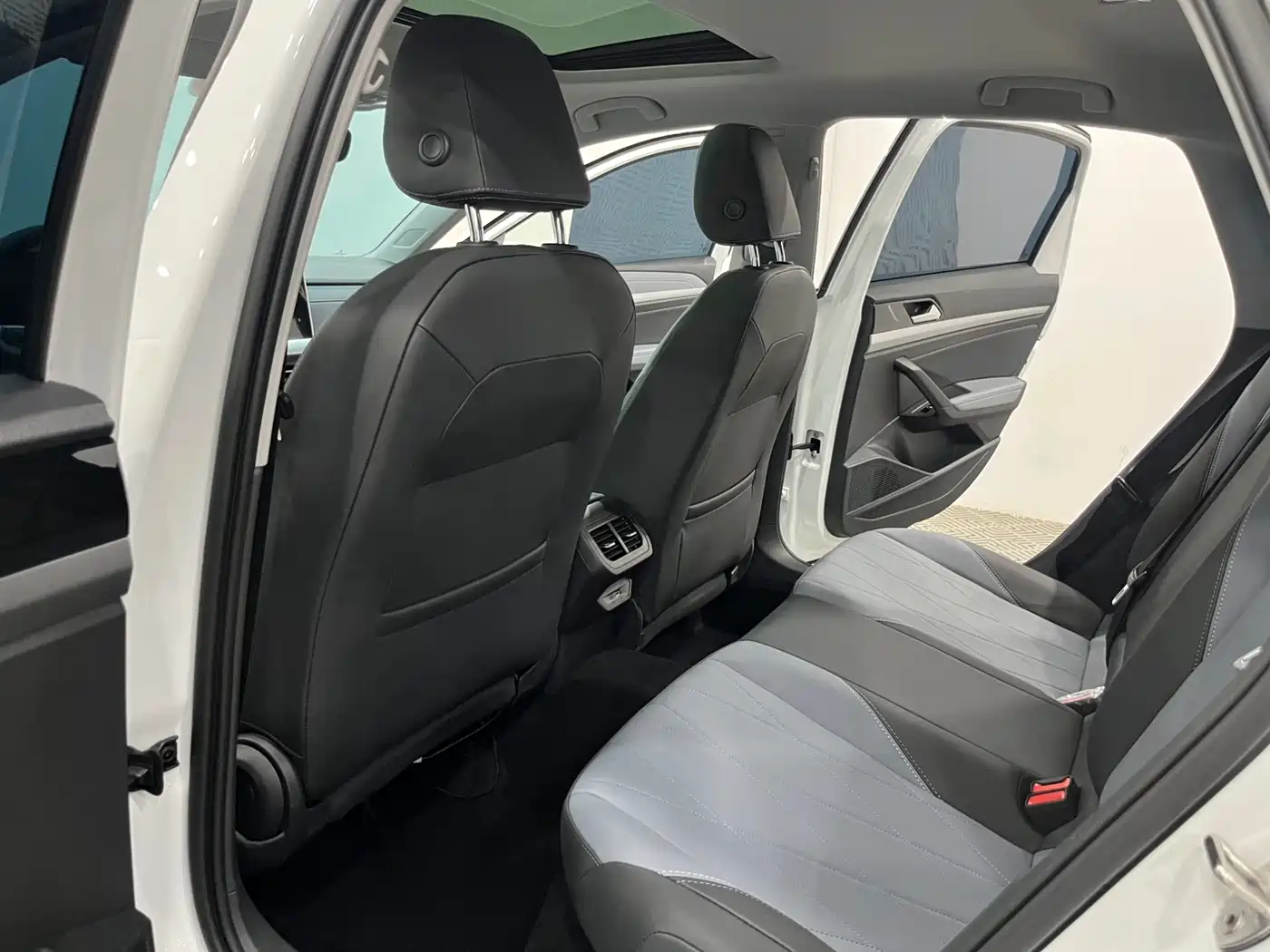 Volkswagen Lavida 2023 1.5L Auto Five Million Edition фото 6