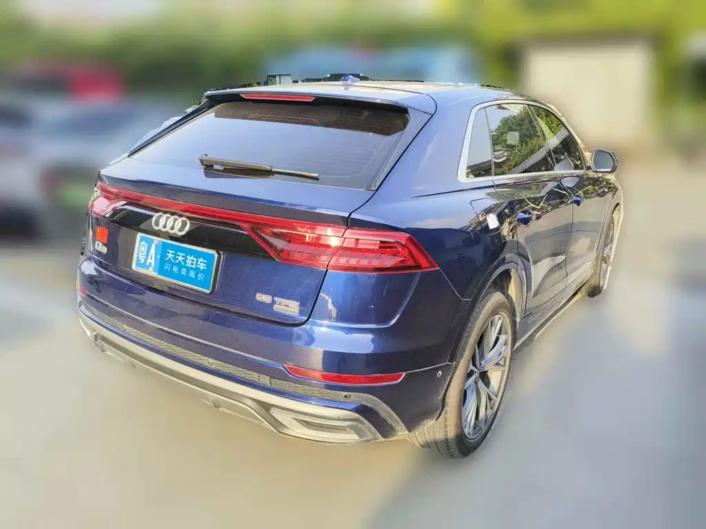 Фото 2 - Audi Q8