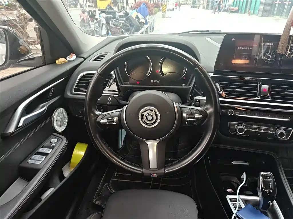 BMW 1 Series 2022 120i M Sport Shadow Edition фото 6