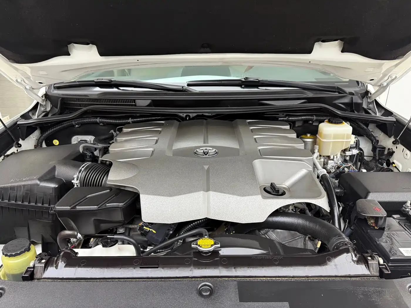 Toyota Land Cruiser 2012 4.6L Automatic VX-R фото 4