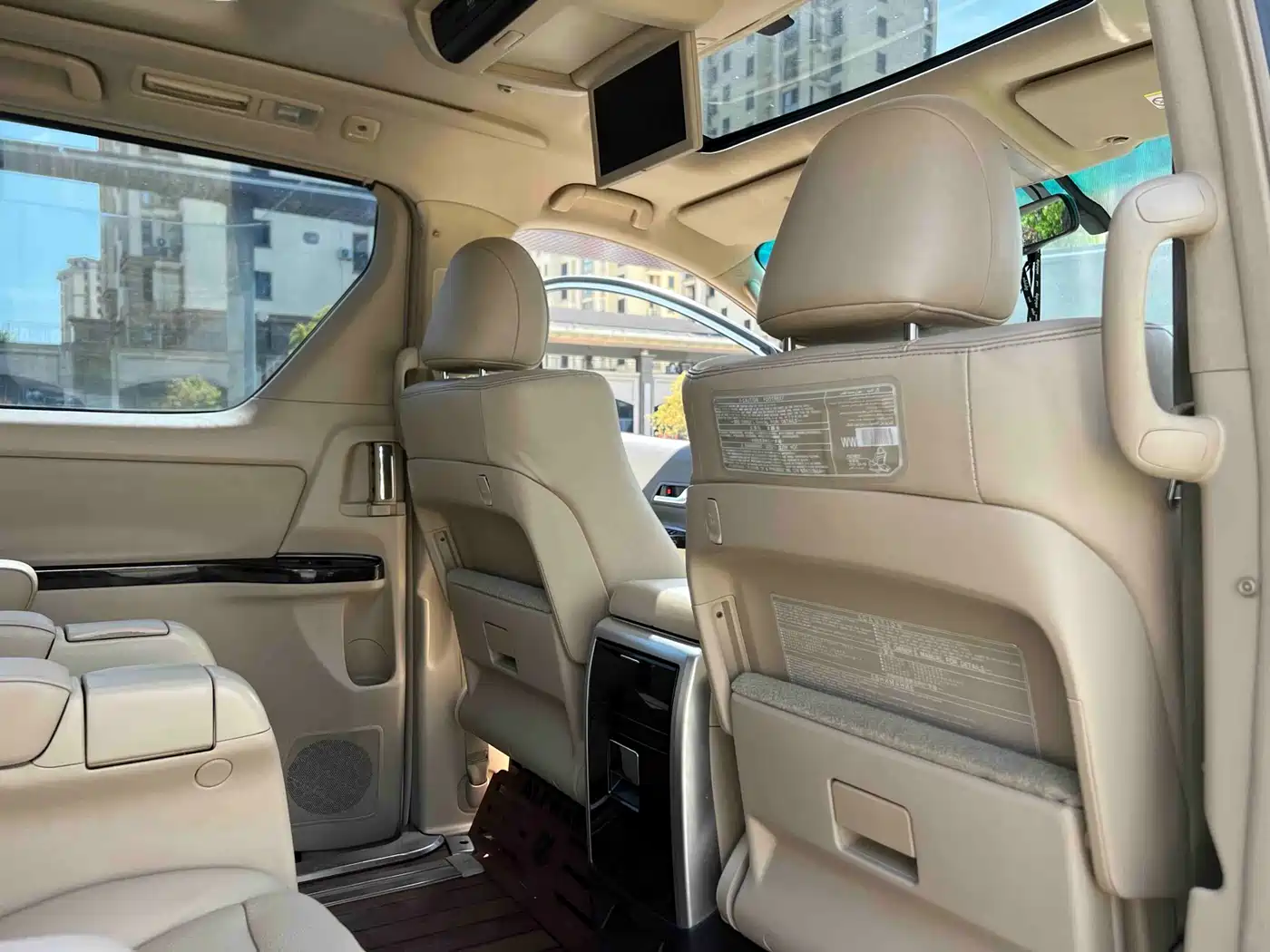 Toyota Alphard фото 8