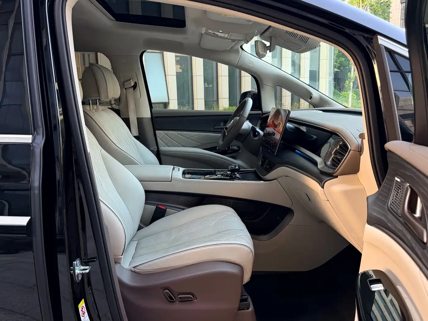 Denza D9 2022 DM-i 970 AWD Flagship фото 23