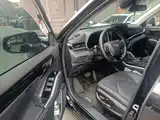 Photo 17 - Toyota Highlander