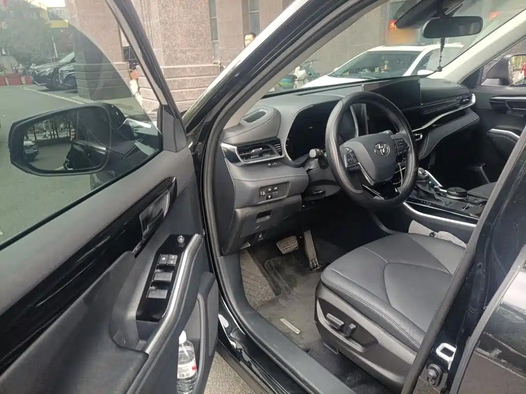 Photo 17 - Toyota Highlander