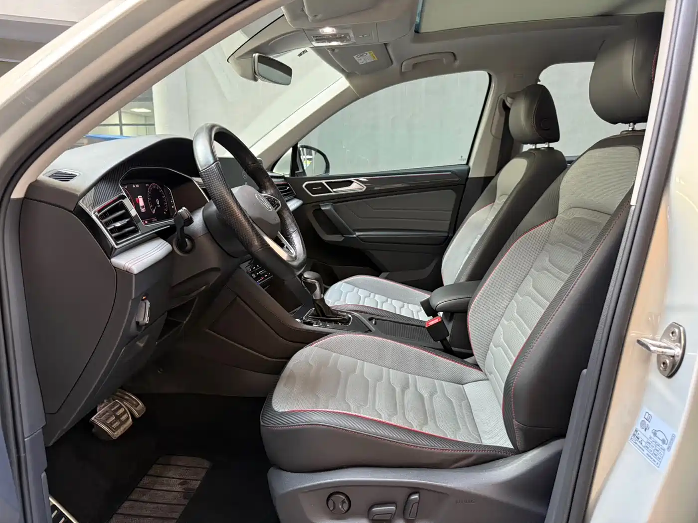 Volkswagen Tiguan L 2022 330TSI Automatic 2WD R-Line Flagship Edition фото 9