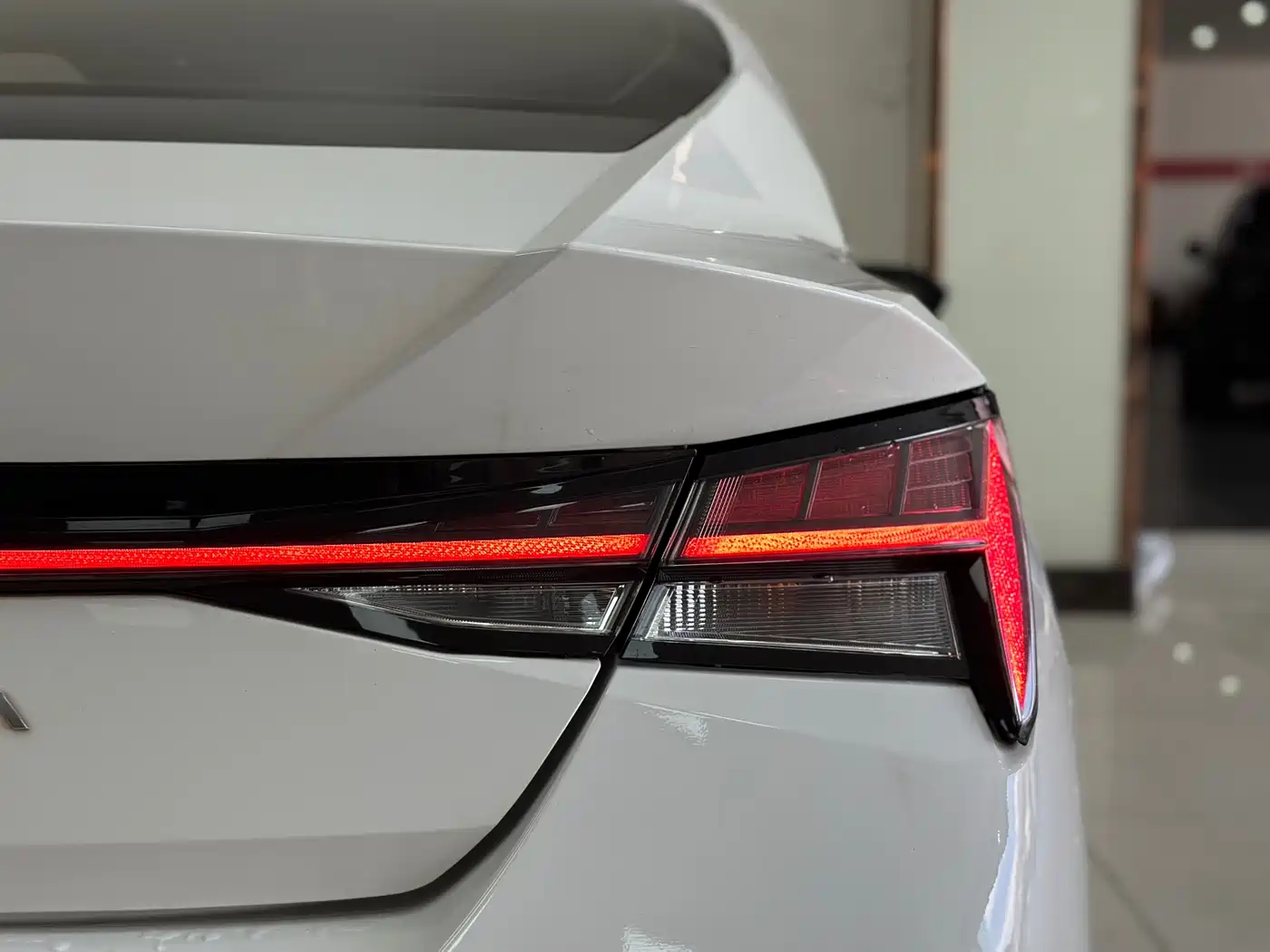 Hyundai Elantra 2021 1.5L CVT LUX Premium Edition фото 18