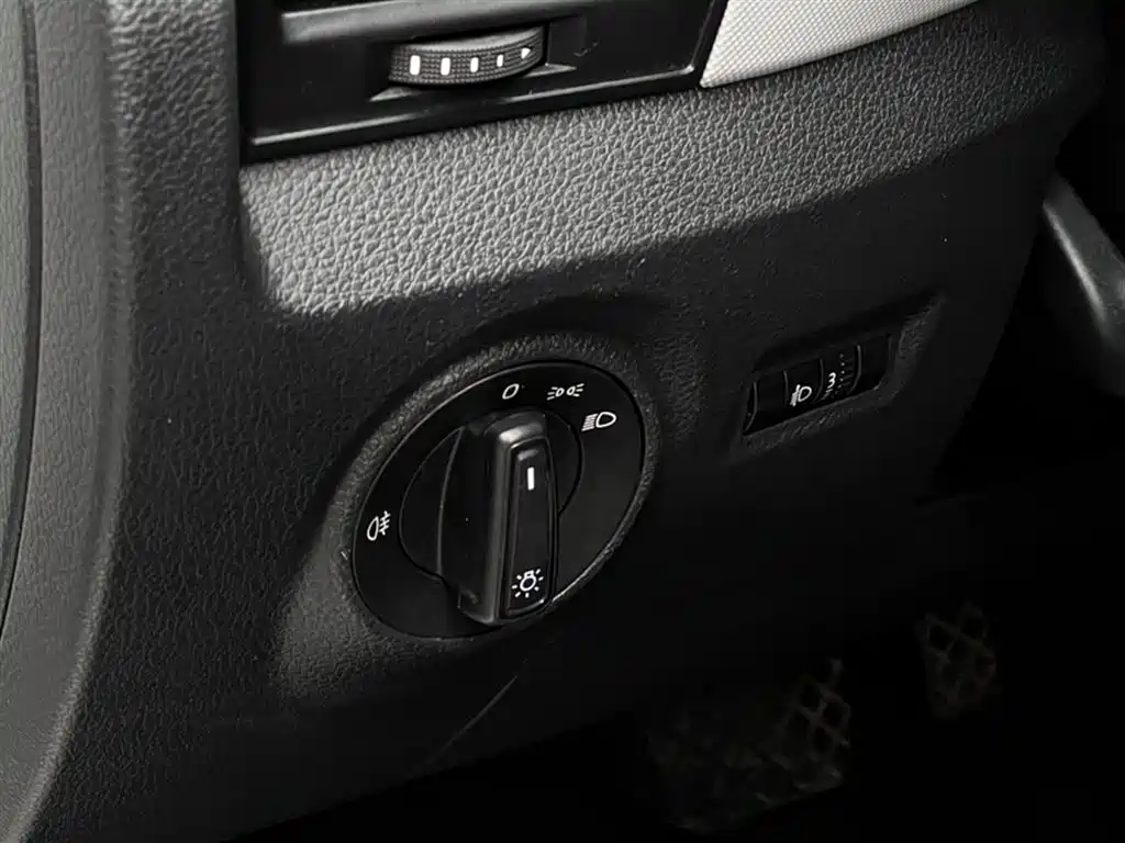 Škoda Fabia 2017 1.4L Auto Car Enjoy Edition фото 16