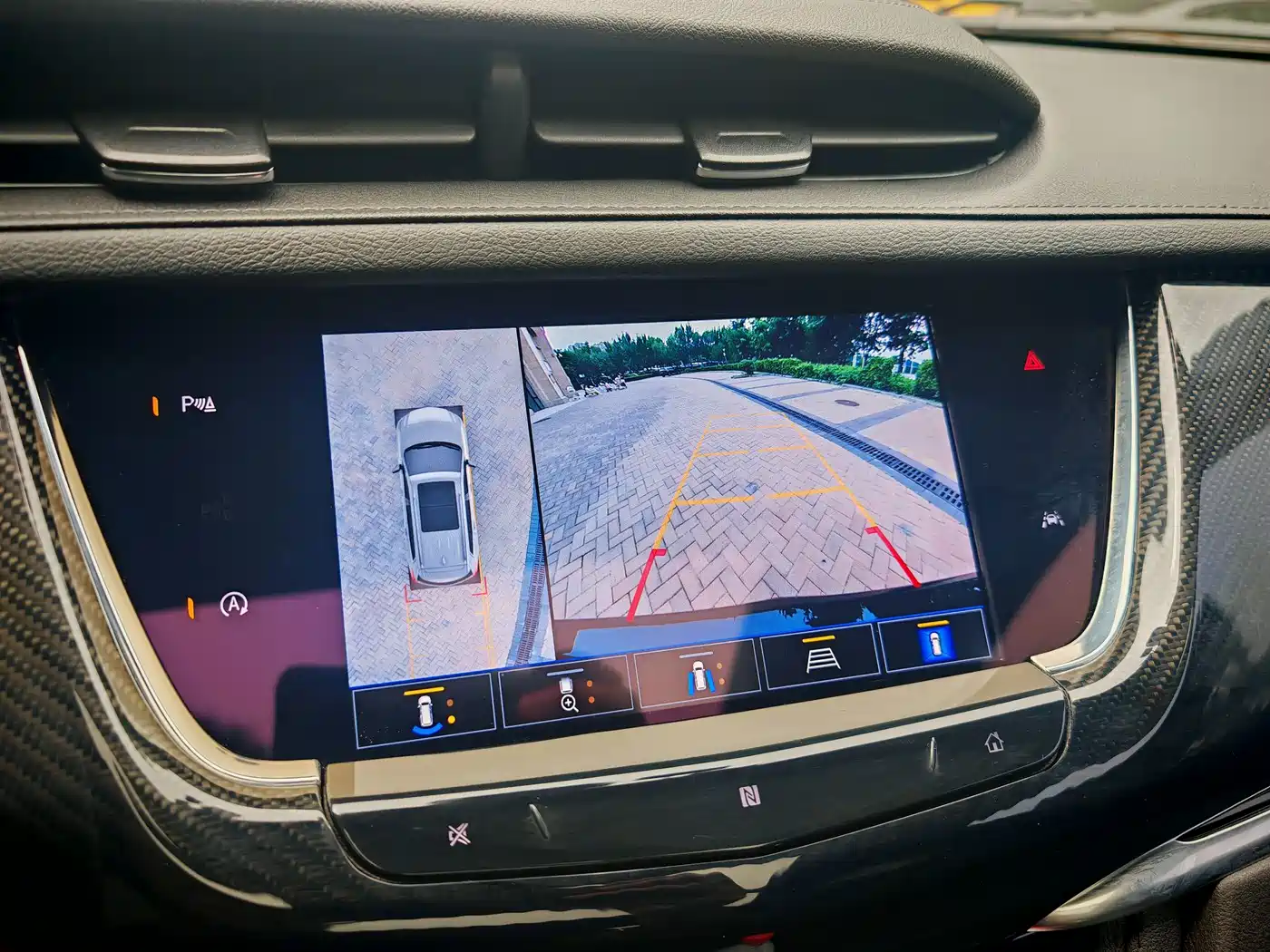 Photo 16 - Cadillac XT6