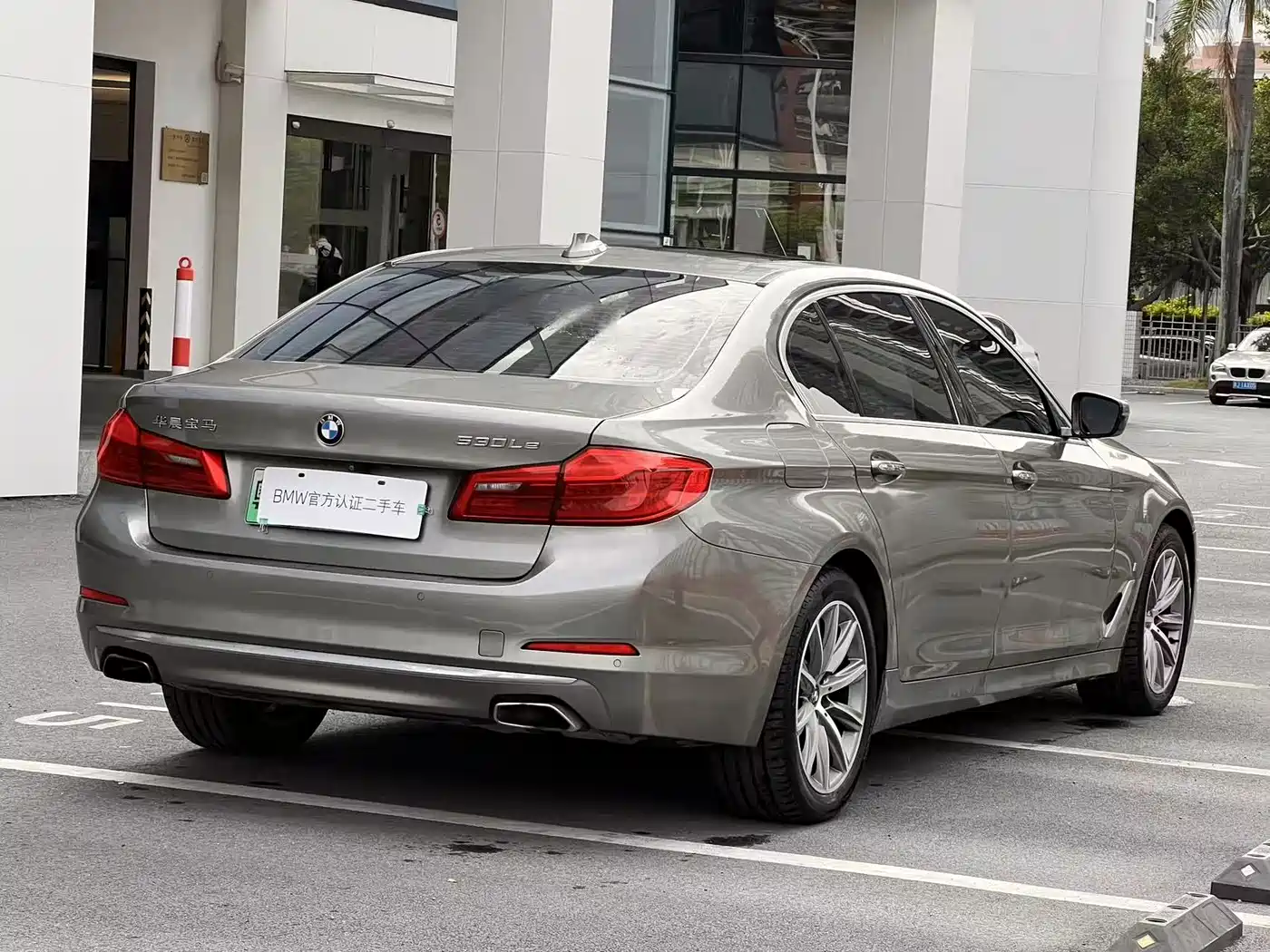 BMW 5 Series New Energy 2018 530Le Luxury Package фото 5