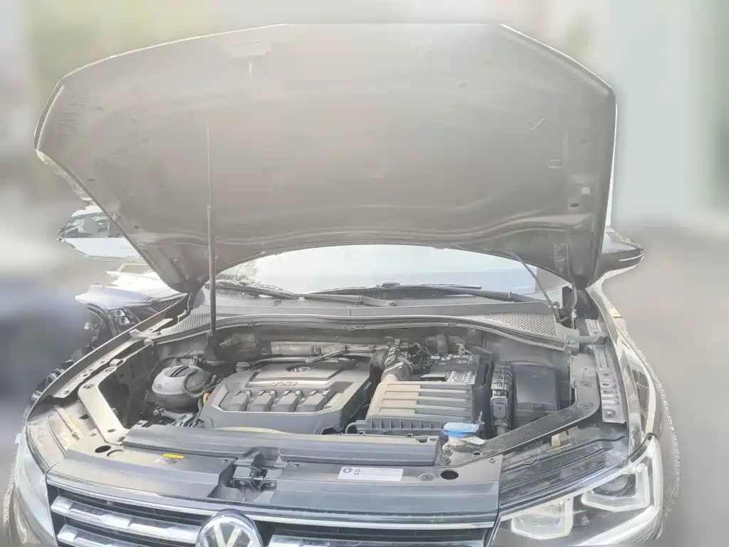 Photo 3 - Volkswagen Tiguan L