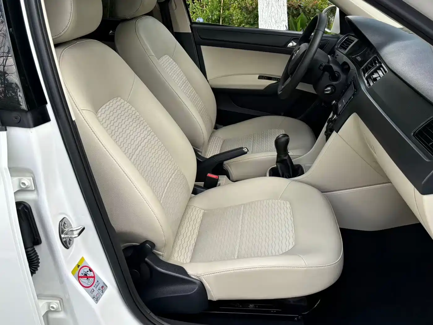 Škoda Rapid 2016 1.6L Manual Pioneer Edition фото 24