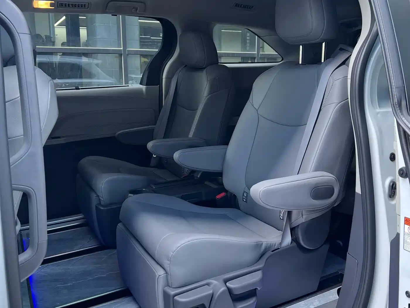 Toyota Sienna фото 7