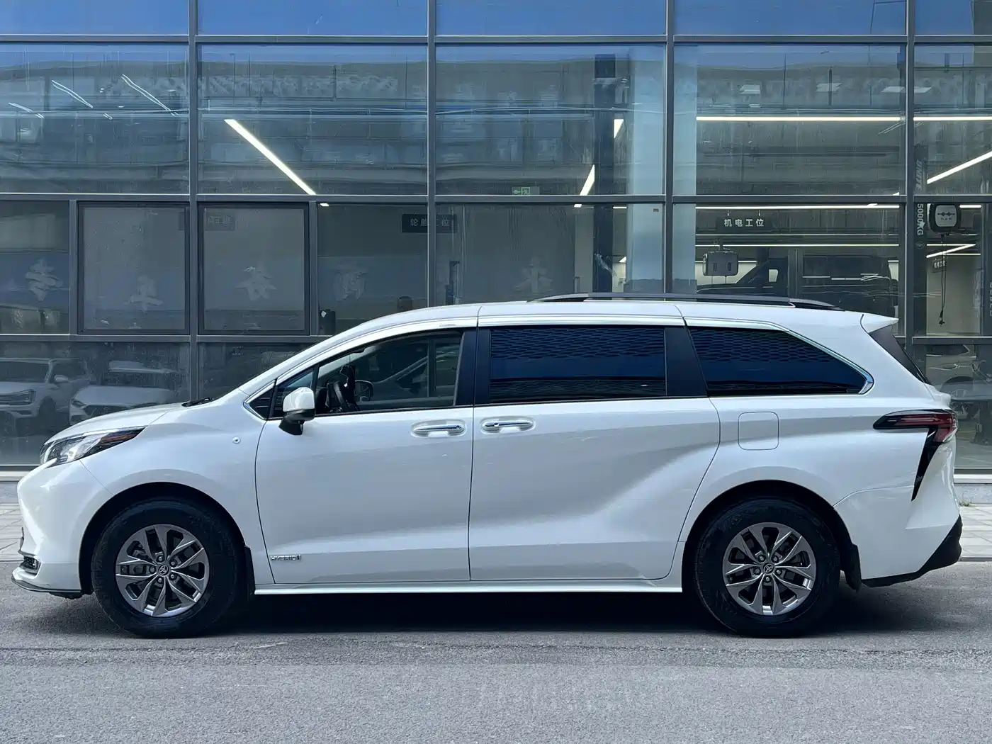 Toyota Sienna фото 4