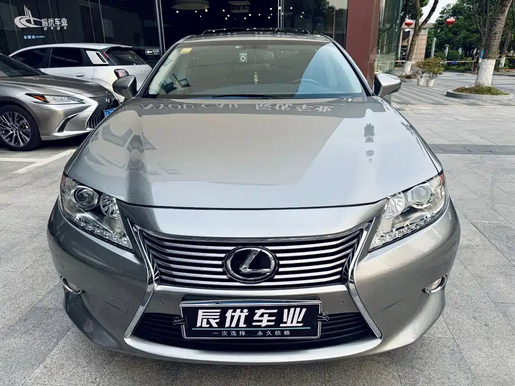 Фото 8 - Lexus ES