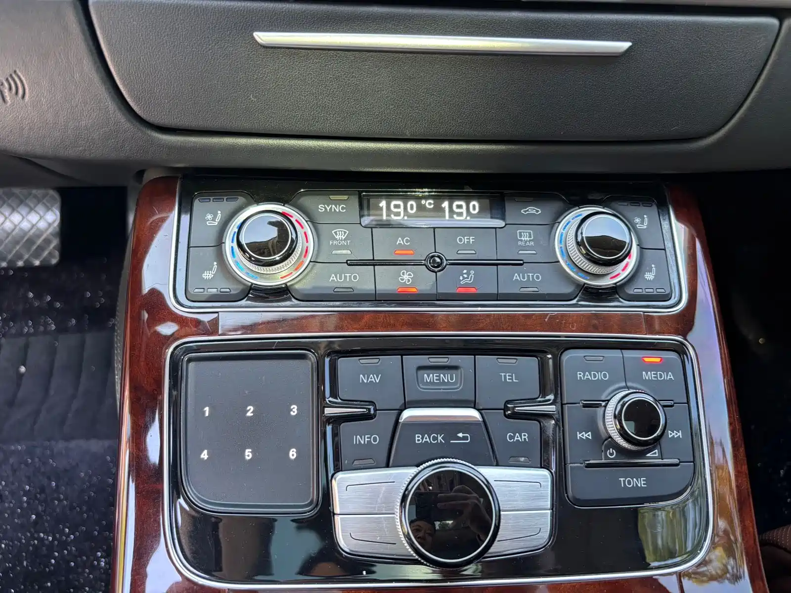 Photo 15 - Audi A8