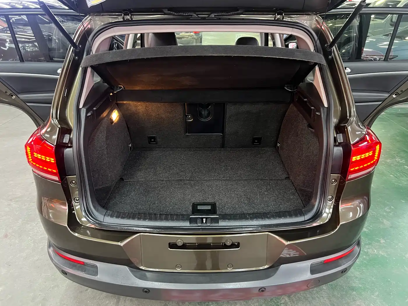 VOLKSWAGEN TIGUAN