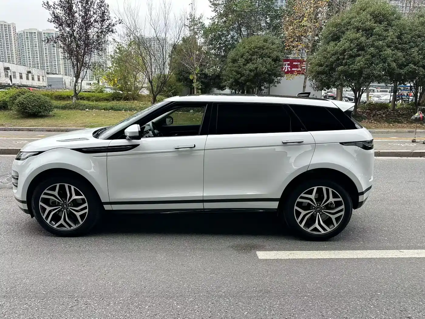 Land Rover Range Rover Evoque 2023 Range Rover Evoque L 249PS Luxury Edition фото 4