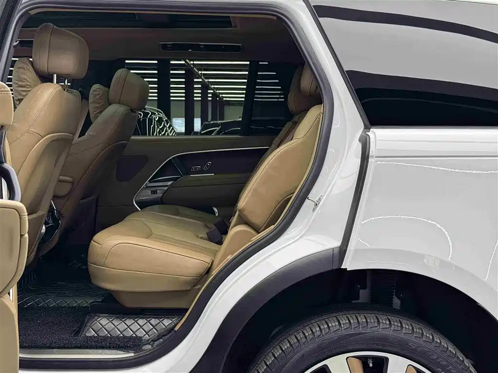 Land Rover Range Rover 2024 3.0 L6 400PS Golden Age Extended 7-Seater фото 7