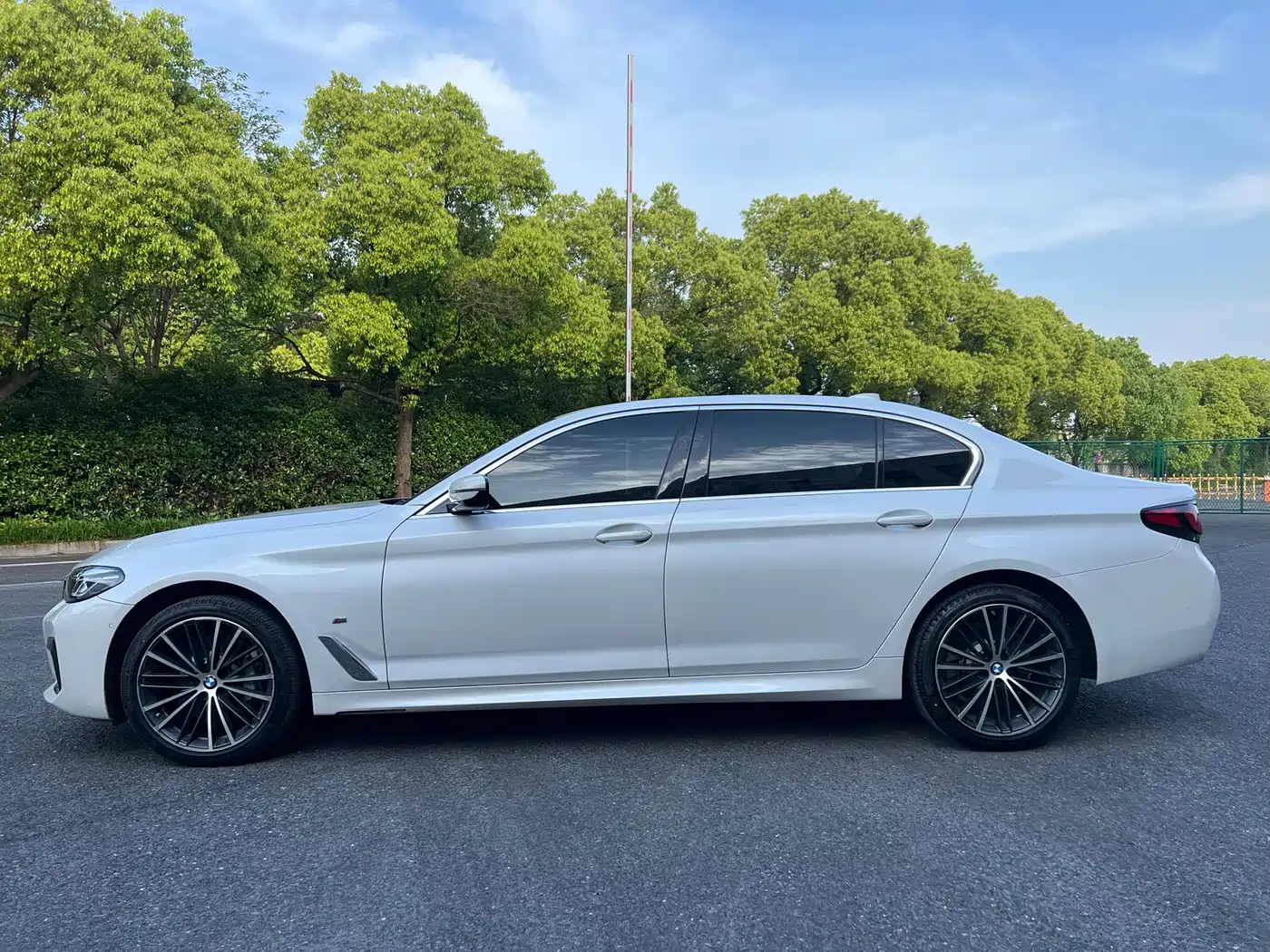 BMW 5 Series 2023 530Li Leading M Sport Package фото 3