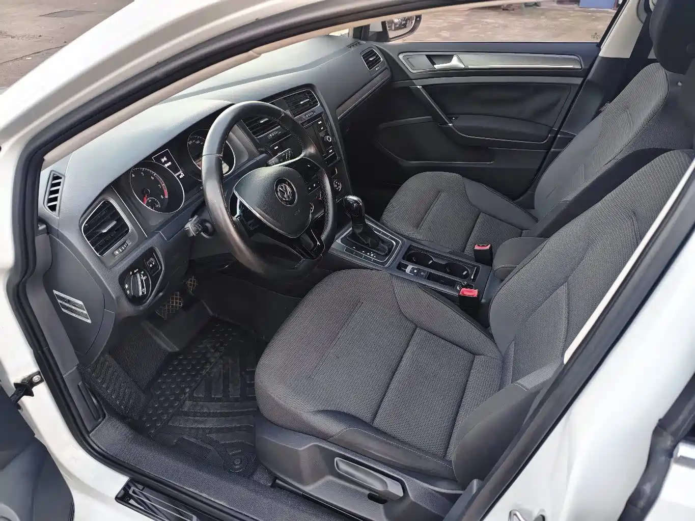 Photo 9 - Volkswagen Golf