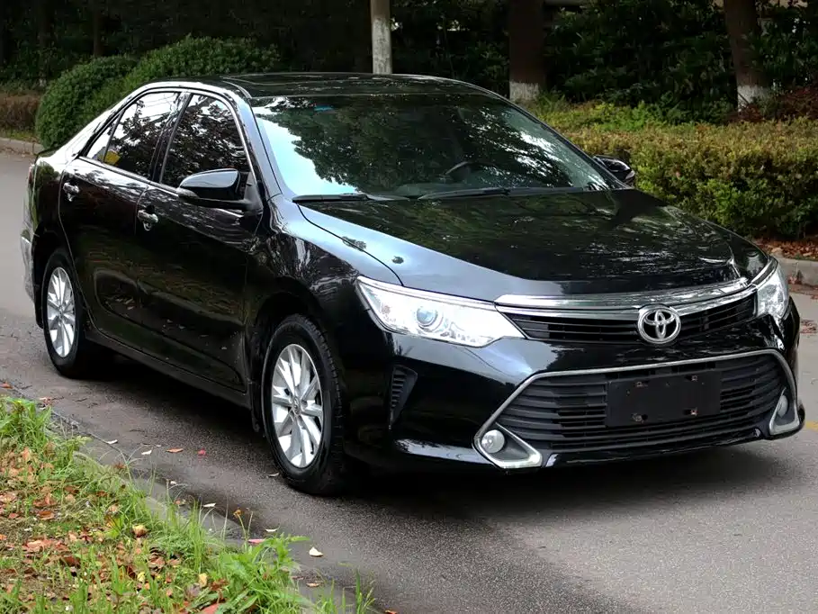 Toyota Camry 2016 2.0G 10th Anniversary Leading Edition фото 3