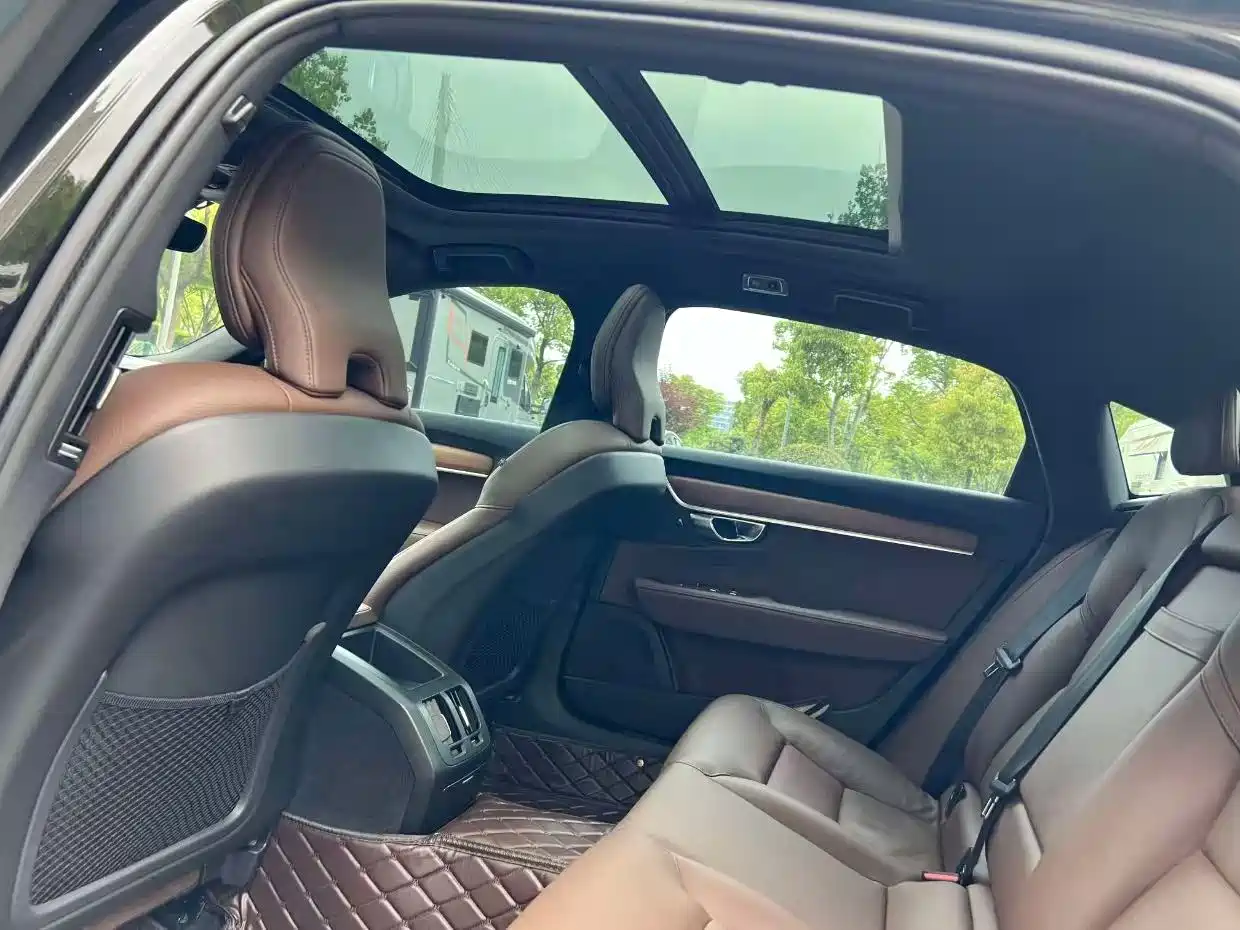 Фото 10 - Volvo S90