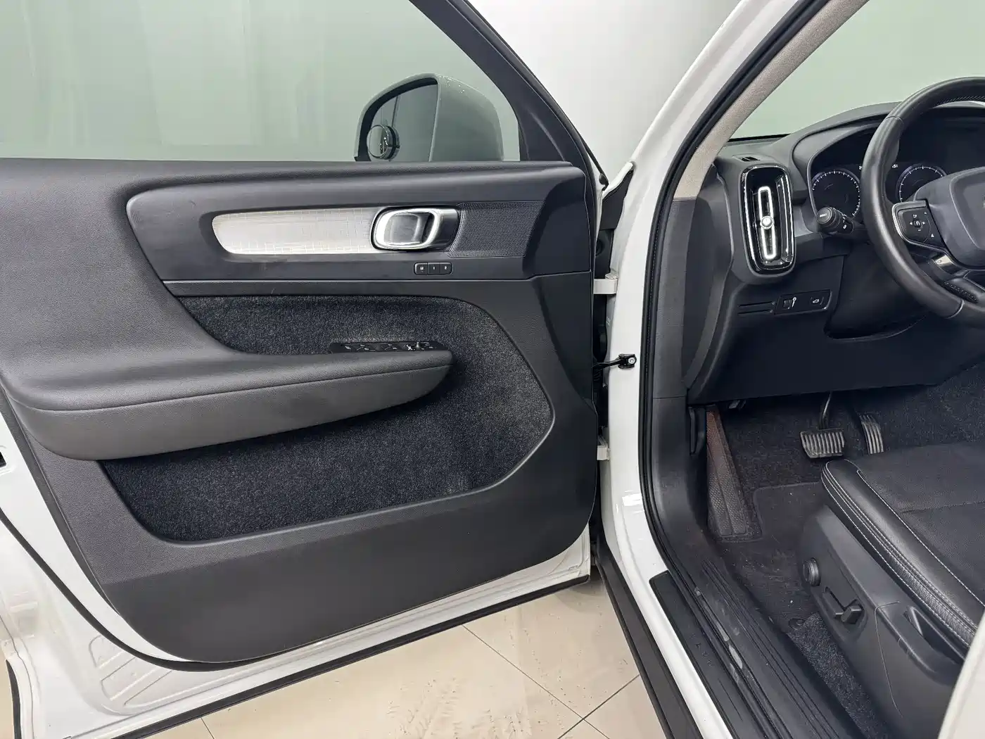 Фото 8 - Volvo XC40