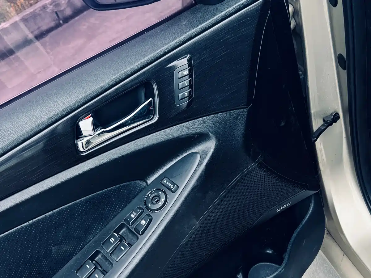 Hyundai Sonata 2011 2.4L Automatic Top Edition фото 6