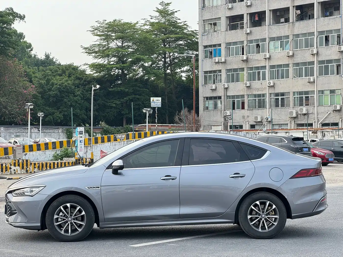 BYD Qin PLUS 2023 Champion Edition DM-i 55KM Leading фото 7