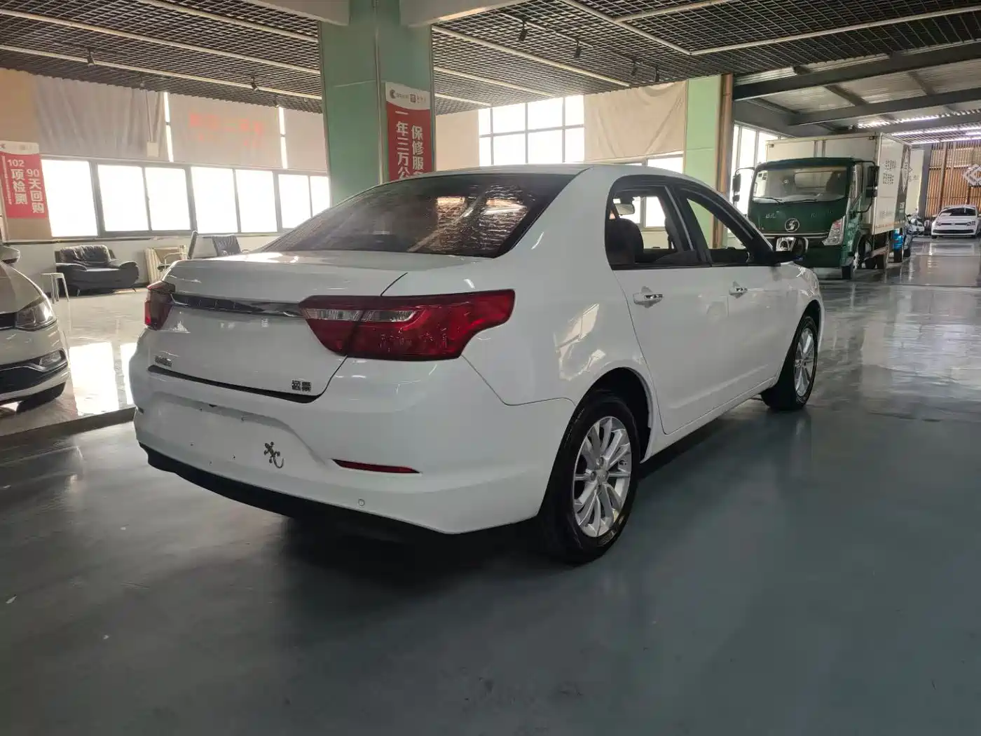Фото 5 - Geely Vision