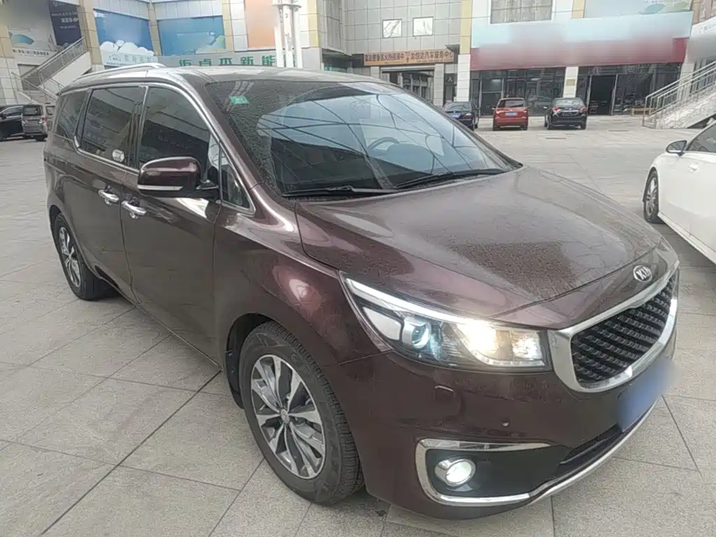 Фото 4 - Kia Carnival (Import)