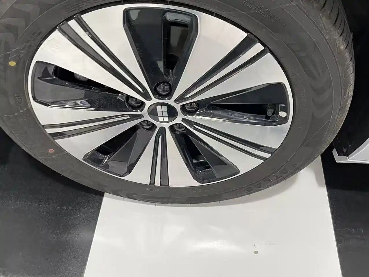 Geely Galaxy Galaxy A7 2025 EM-i 150km Explorer+ Edition фото 11
